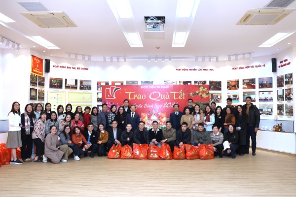 Công đoàn Học viện Tư pháp: Trao quà Tết cho viên chức và người lao động nhân dịp đón Xuân Bính Ngọ 2026